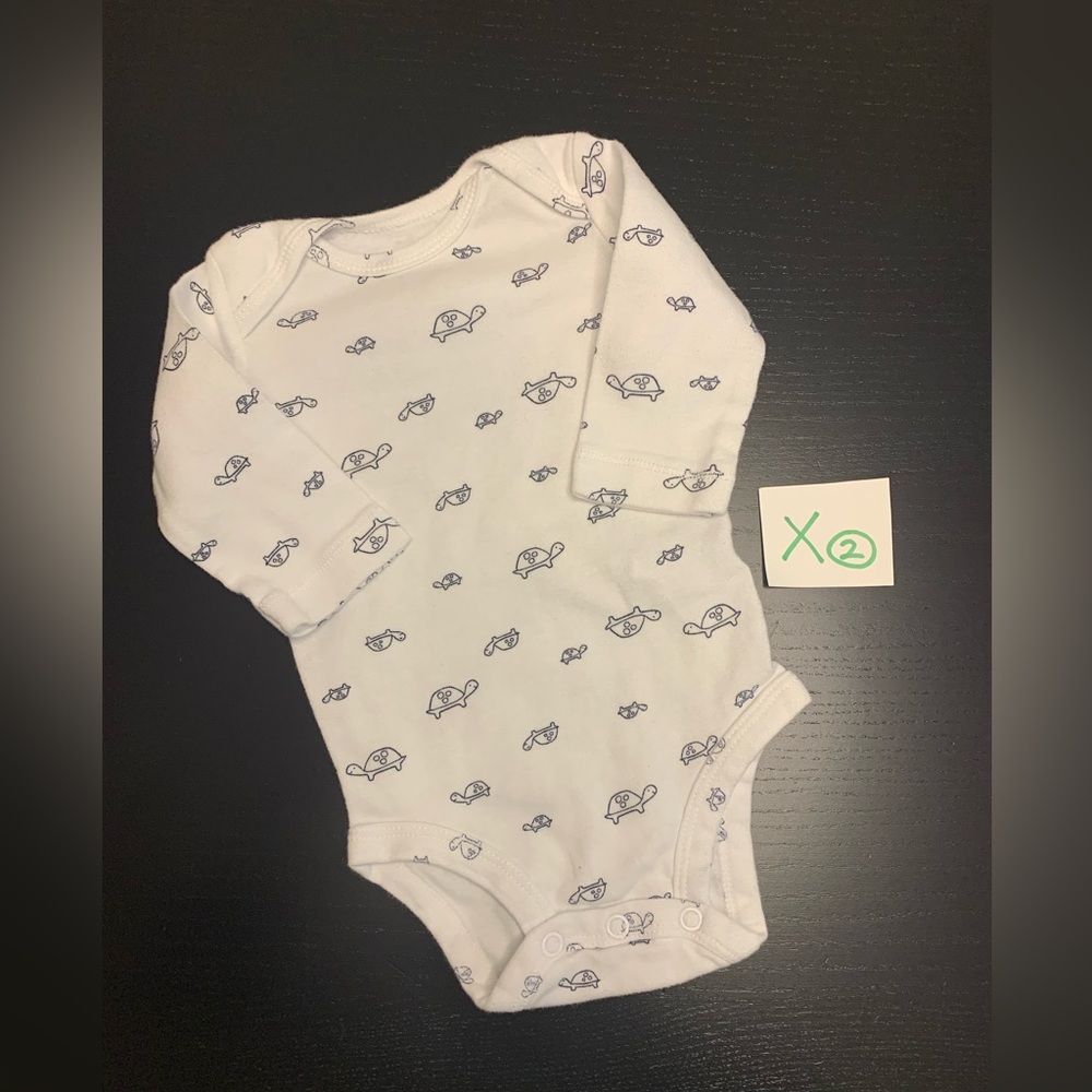 ⭐️5/$10.00⭐️ Carter’s 3m White Baby Onesie with Turtle Theme